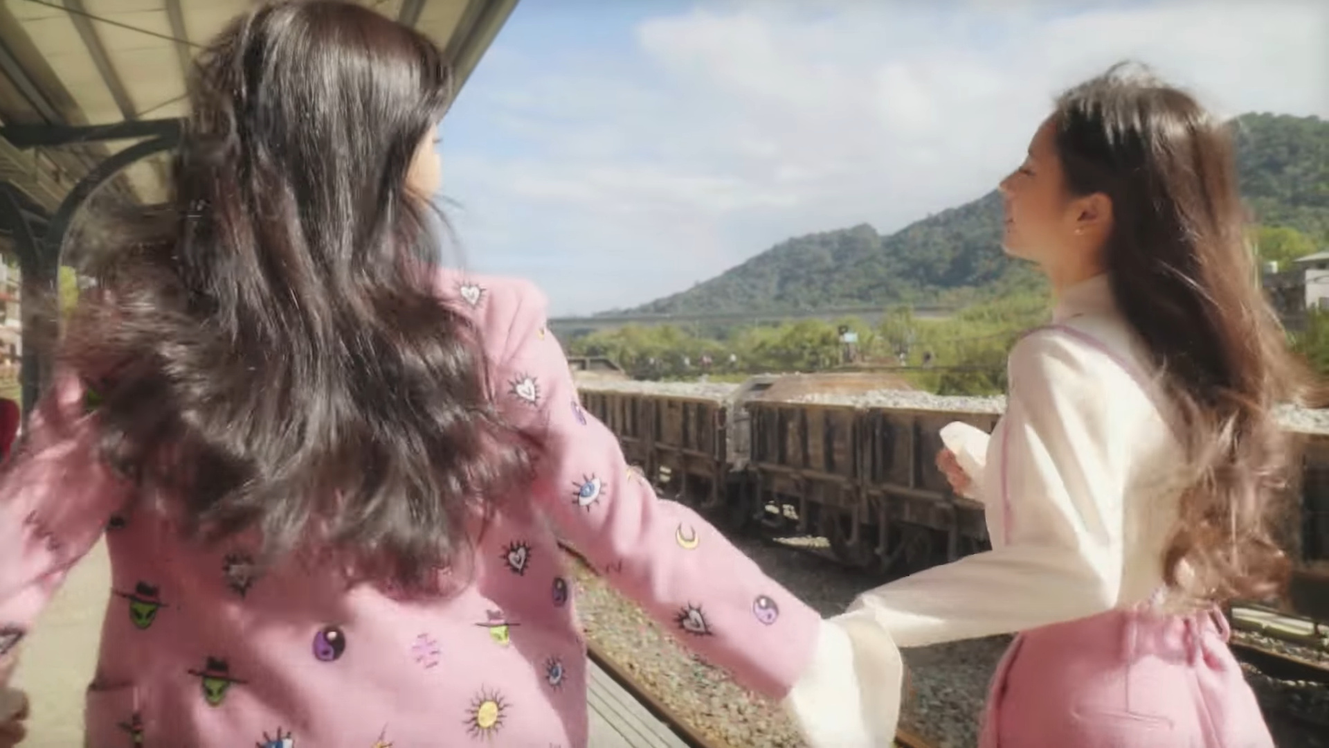 Heejin and Hyunjin running while holding hands.